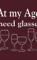 broma sobre la necesidad de usar anteojos y tomar vino